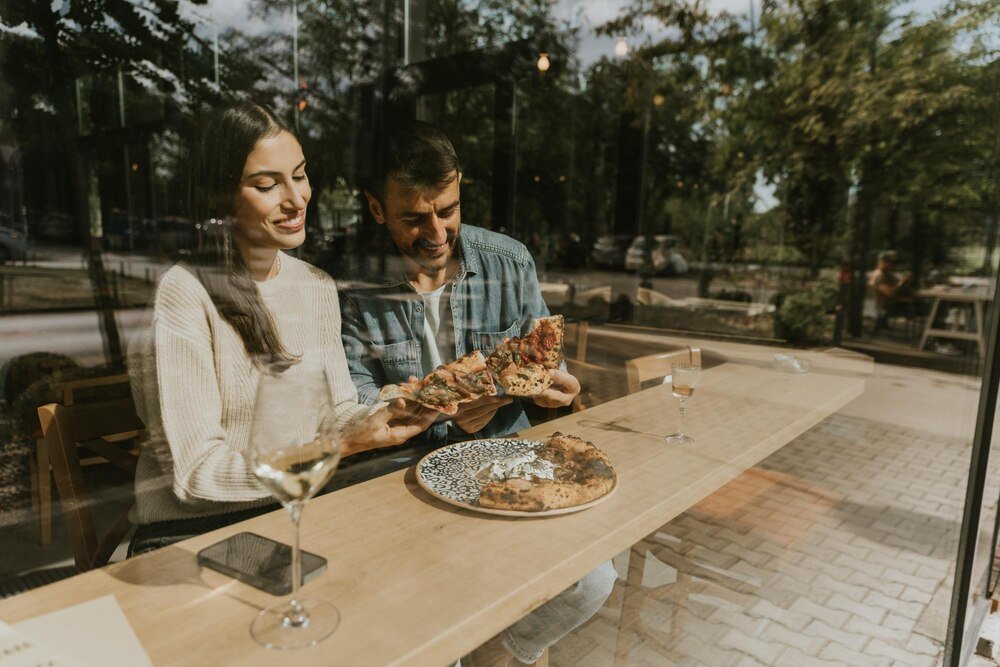 Restauracje z ogródkiem w Warszawie – Najlepsze miejsca na spotkanie z przyjaciółmi