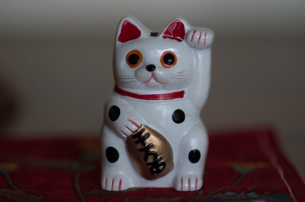 Japoński kot szczęścia: Maneki Neko i jego symbolika